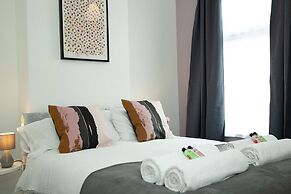 Cosy Home Near Station, Parking, Netflix, Sleeps 5