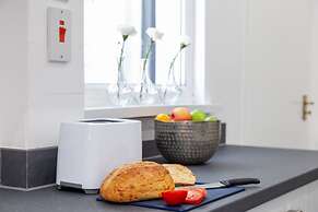 Cosy Home Near Station, Parking, Netflix, Sleeps 5