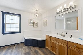 Paradise Lodge 2 Bedroom Home by RedAwning