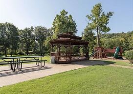 Paradise Lodge 2 Bedroom Home by RedAwning