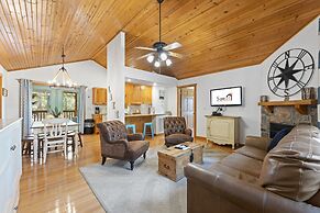 Paradise Lodge 2 Bedroom Home by RedAwning