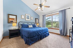 Paradise Lodge 2 Bedroom Home by RedAwning