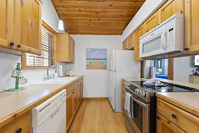 Paradise Lodge 2 Bedroom Home by RedAwning