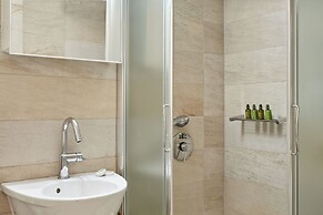 Chic One Bd Apartment with Hilton View