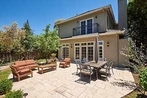 Spacious & Welcoming Close To Stanford & Tech 4 Bedroom Home by RedAwn
