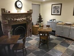 Deri-Down Guest House