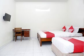 OYO 1196 Hotel Pura Puspa Rosa