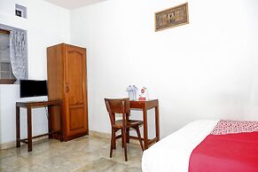 OYO 1196 Hotel Pura Puspa Rosa