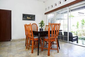 OYO 1196 Hotel Pura Puspa Rosa