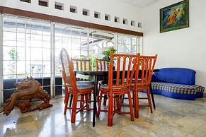 OYO 1196 Hotel Pura Puspa Rosa