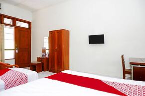 OYO 1196 Hotel Pura Puspa Rosa