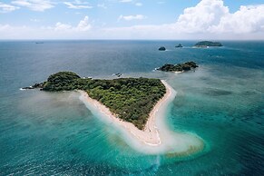 Belle Escapes - Sapphire Suite Absolute Beachfront Alamanda Resort 17