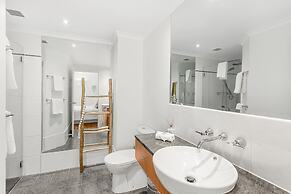 Belle Escapes - Sapphire Suite Absolute Beachfront Alamanda Resort 17