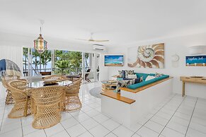 Belle Escapes - Sapphire Suite Absolute Beachfront Alamanda Resort 17