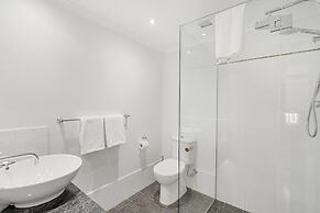 Belle Escapes - Sapphire Suite Absolute Beachfront Alamanda Resort 17