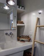 Bianco Diverso Suites