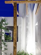 Bianco Diverso Suites