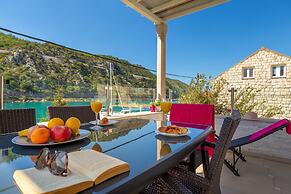 Hedera Estate, Hedera A24