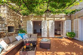 Hedera Estate, Hedera A13