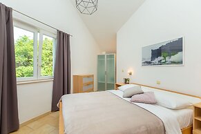 Hedera Estate, Hedera A1