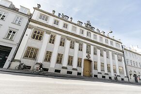 Apartment with Private Terrace