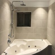 2 Bedroom Apartment with Hot Tub Facing Bograshov Beach