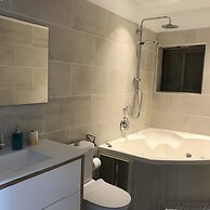 2 Bedroom Apartment with Hot Tub Facing Bograshov Beach