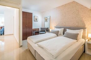 Best Western Plus Celebrity Suites