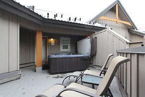 Glacier's Reach by Whistler Retreats