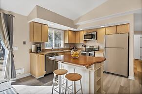 Riverwoods Relaxation 3 Bedroom Home by RedAwning