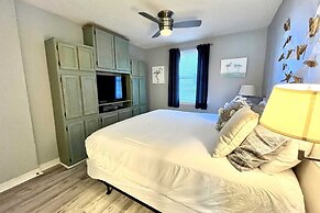 Royal Palms 402 1 Bedroom Condo by RedAwning