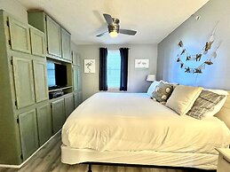 Royal Palms 402 1 Bedroom Condo by RedAwning