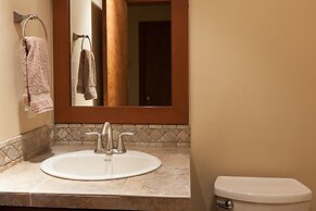 NEW Condo Downwider with Hot Tub, Minutes Away from The Columbia River