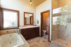 NEW Condo Downwider with Hot Tub, Minutes Away from The Columbia River