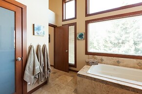 NEW Condo Downwider with Hot Tub, Minutes Away from The Columbia River