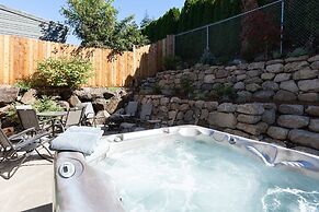 NEW Condo Downwider with Hot Tub, Minutes Away from The Columbia River