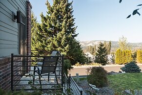 NEW Condo Downwider with Hot Tub, Minutes Away from The Columbia River