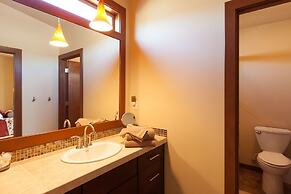 NEW Condo Downwider with Hot Tub, Minutes Away from The Columbia River