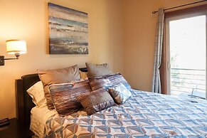 NEW Condo Downwider with Hot Tub, Minutes Away from The Columbia River