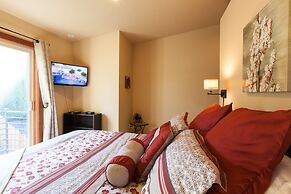 NEW Condo Downwider with Hot Tub, Minutes Away from The Columbia River