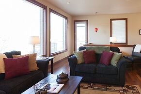 NEW Condo Downwider with Hot Tub, Minutes Away from The Columbia River