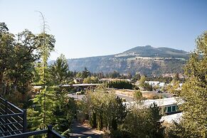 NEW Condo Downwider with Hot Tub, Minutes Away from The Columbia River