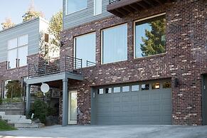 NEW Condo Downwider with Hot Tub, Minutes Away from The Columbia River