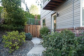 NEW Condo Downwider with Hot Tub, Minutes Away from The Columbia River