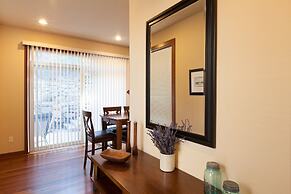 NEW Condo Downwider with Hot Tub, Minutes Away from The Columbia River