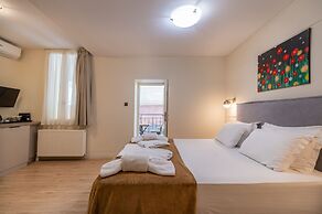 Plaka Arch Suites