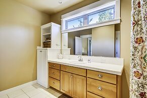 Big Canyon Home with Pool, Hot Tub, and Deschutes River Trail Access b