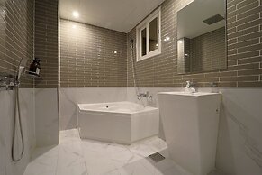 Browndot Hotel - Gold