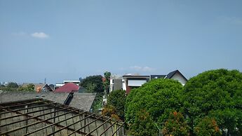 De Sutami Pasteur Villa by HouseinBandung