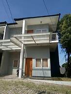 De Sutami Pasteur Villa by HouseinBandung